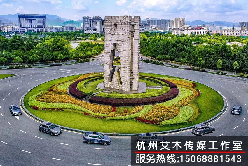 城市環島行駛的奧迪車拍攝情形