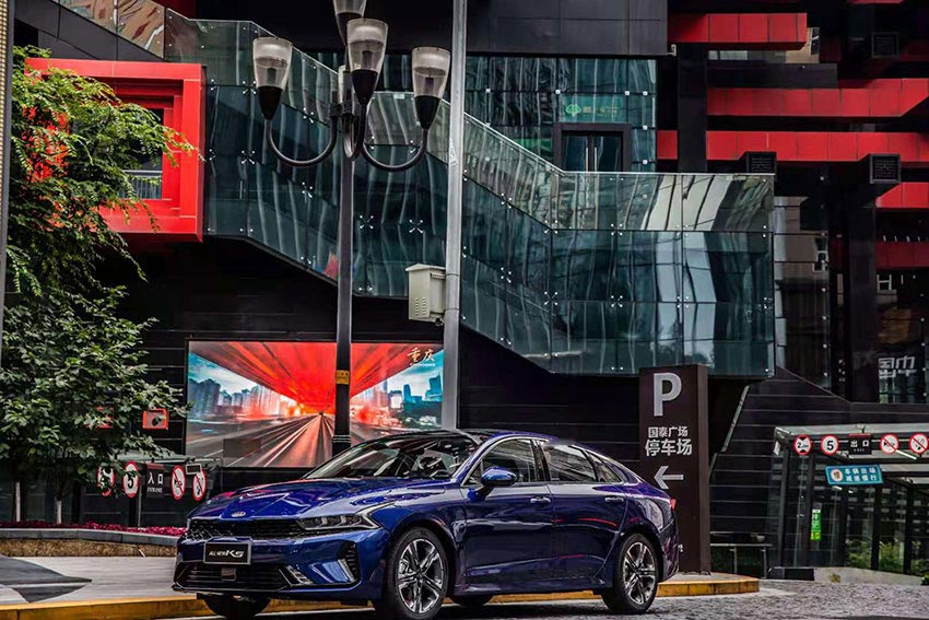 市中心停放的起亞汽車新品拍攝