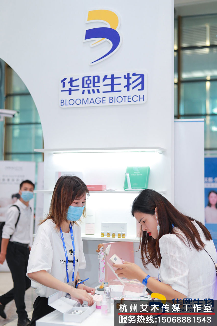 華熙生物美沃斯新品發布會現場銷售人員對用戶進行講解拍攝